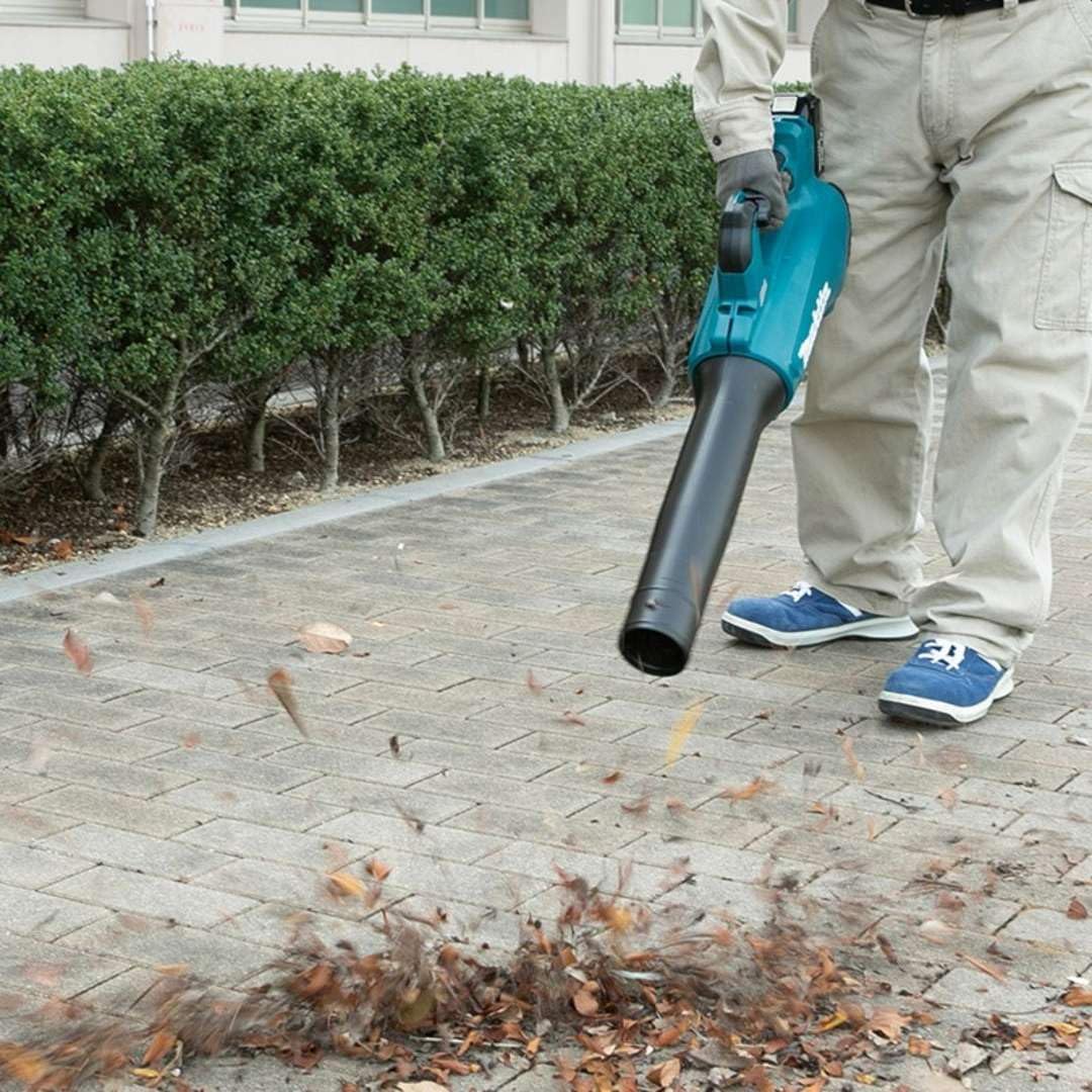 Makita DUB184RT 18V LXT Brushless Blower Set – Includes 1 x 5.0Ah Battery and Charger.